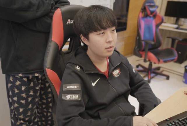 芒特制胜曼联2-1逆转！齐尔克泽破荒但冬窗必须买中场，阿莫林需要沃顿