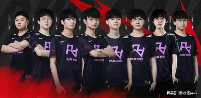 球星突破防线送出制胜球